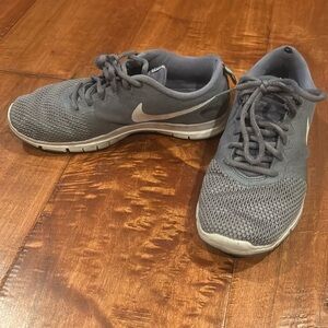 Women’s Nike tenis shoes size 6